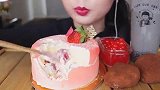 美女试吃草莓棉花糖酱马卡龙、彩虹奶油蛋糕、竹炭珍珠奶茶等