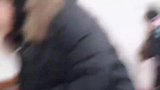 妈妈带宝宝去医院排队打针，小宝宝小眼睛瞪的好可爱，脑袋蒙蒙的