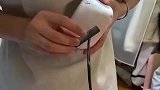 女子用修眉刀割电线，谁知电线突然爆炸