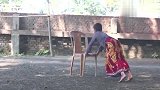 把同伴栓椅子上，不怕被打吗