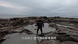 赶海遇上神秘“龙王坑”，抽干后鱼群蟹群堆成山，这样赶海就是爽