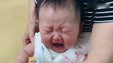 奶奶带小宝宝去打针，一针扎下去宝宝哭得好伤心啊