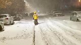 大雪天外卖小哥拉箱子送货，外卖遇到这种天气太难了