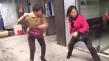 综合-18年-点到为止！两位大妈路边上演真“武学奥义” 谁先踢到算谁赢-新闻
