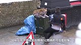 小男孩举起三百斤石墩，路人会是啥反应？国外恶搞不要太好笑
