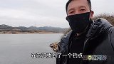 钓到一条鲤鱼就没口了，把水下摄像头扔下去一看，哇塞鱼真多