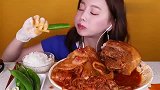 韩国妹子真会吃, 泡菜卷上超大块五花肉, 好羡慕啊!