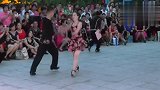 最新广场舞视频大全-20190326-一男一女搭档跳双人广场舞，数百人围观喝彩不断！