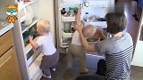 双胞胎看见妈妈打开冰箱，瞬间兴奋起来，接下来的一幕看完不许笑