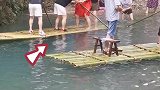 游客玩竹筏时慢慢沉底