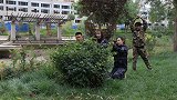 什么是强者，用平底锅也能1v3，一锅一个轻松吃鸡！