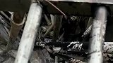 水井的水逐渐见底，还插有大量抽水管