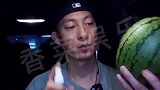 美食博主记录自己吃西瓜，红色的是核，不能吃的呢！