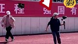 大学女记者为了拍跑步有多拼网友：记者看来身体素质要好