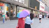 街头整蛊路人，美女拉着大哥做游戏，结果却被帅哥嫌老，太扎心了