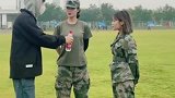 军训期间拍到的一幕，现在的教官这么皮网友颠覆了我的八观