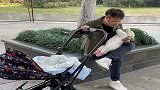 爸爸这是在看什么呢，看得那么入迷啊，自己宝宝放哪都不知道啊