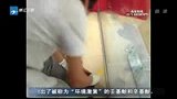 男子酒醉街头上演闹剧 马路旁边玩割腕-8月31日