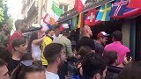格列兹曼为法国扩大比分！这些法国球迷兴奋得高唱马赛曲