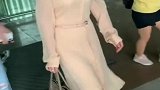不老女神杨钰莹的长裙好素净呀，仔细一看，原来女神也穿增高鞋啊