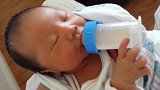 太奇妙了！才出生6天的小宝宝竟然能自己拿奶瓶喝奶，真厉害