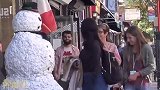 街头雪人恶搞，假扮成雪人恶搞路人，路人防不胜防