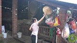 四川桃子姐顶着雨去土里摘菜，回家做一道“丝瓜蛋汤”，真鲜