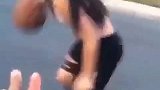 晃眼！野球场美女出没 这波运球上篮你给几分？