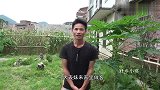 表妹来家里做客，小莫热情招待，两人聊得哈哈笑