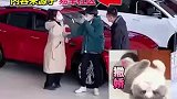 女子撒娇买车时，意外被自己学生看到