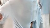 最近这个小姐姐火了，看中一件衣服，没想到穿上后男友却不同意买
