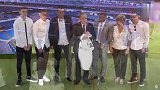 阿扎尔携家人登台 老佛爷手拿皇马球衣合影