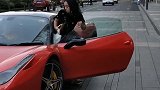 美女街头搭讪富二代，轻松坐上豪车，果然漂亮就是资本！