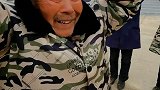 你的幸福是我存在的意义，我要为你遮风挡雨！78岁的周大爷双手举过头顶比爱心的时候，萌萌的全是爱……珍珠贝壳