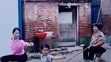 一家祖孙三代同框习武，从小启蒙学习武术，三代人传承武术梦想