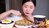 小姐姐直播吃黑豆面条，炸鸡，煎蛋，火腿肠，大口咀嚼真过瘾