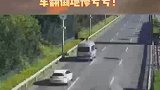 超载惹的祸！小货车超载行驶致后轮突然破裂，车翻倒地惨兮兮！