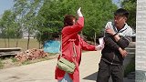 小伙打劫遇到虎妞，自己没劫到财反被美女劫色了，真逗