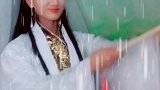 小姐姐这把雨伞真漂亮，能借我吗？