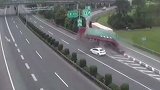 浙江一司机实线变道逼翻大货车 监控拍下惊险瞬间