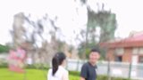 街头搭讪路人，美女上来就要帅哥抱一下，硬是把大哥搞害羞了，真