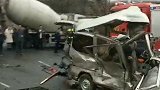 长春一重型混凝土罐车与一面包车相撞 已致8死6伤 现场视频曝
