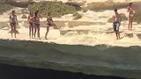 一开始以为重点是比基尼妹子 看到最后我笑了