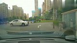 行车记录仪：就算是劳斯莱斯车主，在这样地方也不得不认怂