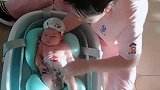 月嫂给月子里的小宝宝洗澡，宝宝全程都很享受，小表情好萌啊！