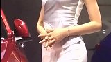 穿搭高跟鞋的紧身短裙美女，一颦一笑都那么无可挑剔