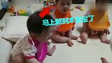 爸爸给三胞胎喂饭却忘了喂老二，宝宝的举动太可爱了