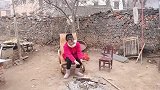 丈夫打工八年后装乞丐回家，妻子嫌弃不让进门，次日妻子后悔