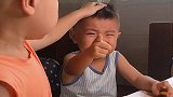 弟弟被妈妈教训，不料哥哥安慰他说了这话，太逗了！