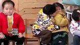 小男孩暖心安慰，哭泣的小女孩